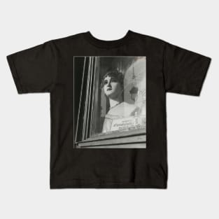 mannequin en vitrine 1935 - Dora Maar Kids T-Shirt